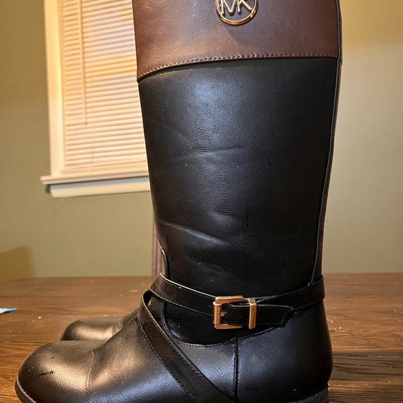 Nice Michael Kors boots. Regular wear and tear. Soles intact. - Picture 3 of 4